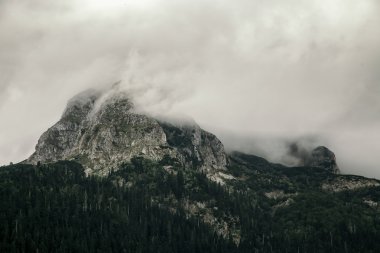 Yüksek Dağı'nda bulutlu gündüz. Güzel doğa manzara
