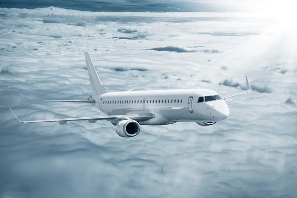 Weißes Flugzeug fliegt tagsüber höhere Wolken — Stockfoto