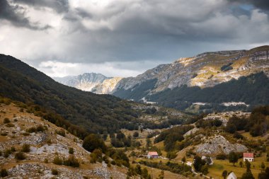 Yüksek dağlar ve bulutlar, güzel doğa manzara