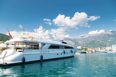 Deniz Harbor dağlar manzara yakınındaki lüks yat gemi