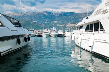 Deniz Harbor dağlar manzara yakınındaki lüks yat gemi