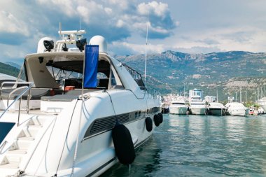 Deniz Harbor dağlar manzara yakınındaki lüks yat gemi