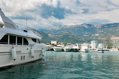 Deniz Harbor dağlar manzara yakınındaki lüks yat gemi