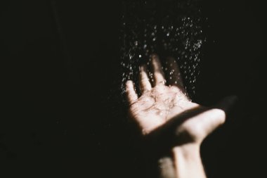 Şehvetli güneşli duş de karanlık oda