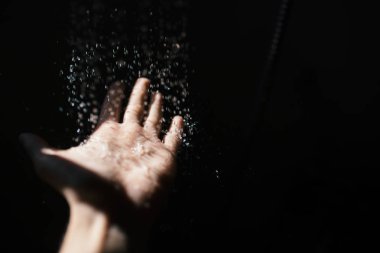 Şehvetli güneşli duş de karanlık oda