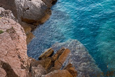 Dalgalar masmavi deniz ve taş sahil