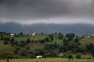 Yüksek dağlar ve bulutlar, güzel doğa manzara