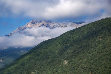 Yüksek dağlar ve bulutlar, güzel doğa manzara