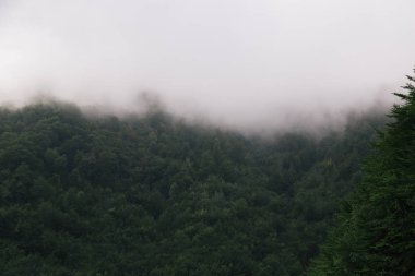 Yüksek dağlar ve bulutlar, güzel doğa manzara