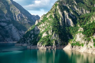Piva Canyon lake, Karadağ. Güzel doğa manzara