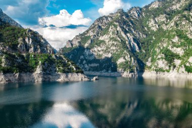 Piva Canyon lake, Karadağ. Güzel doğa manzara