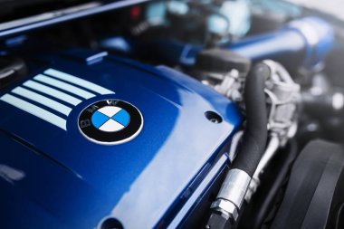 Motor motor Bmw araba yakın çekim amblemi ile