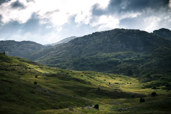 Höga berg och moln, vackra natur landskap — Stockfoto