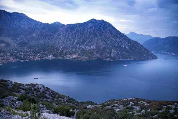 Mountain panorama havsutsikt i Boka Kotorska-bukten på twilight — Stockfoto