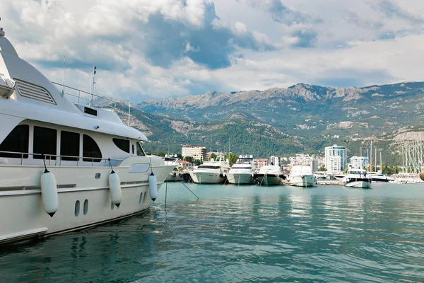 Deniz Harbor dağlar manzara yakınındaki lüks yat gemi