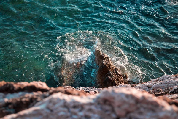 Clear blue sea waves and stone coast — Stock Photo, Image