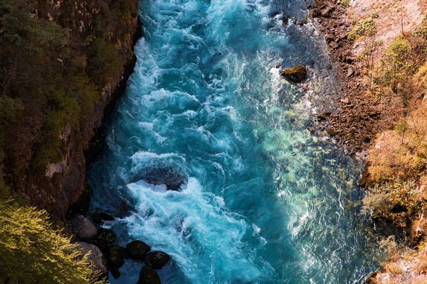 Montaña claro cañón del río azul, paisaje natural — Foto de Stock
