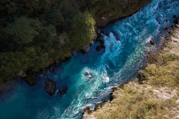 Desfiladeiro do rio azul claro da montanha, paisagem da natureza — Fotografia de Stock