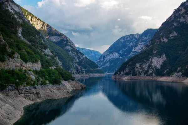 Desfiladeiro do lago Piva, Montenegro. Bela paisagem natureza — Fotografia de Stock