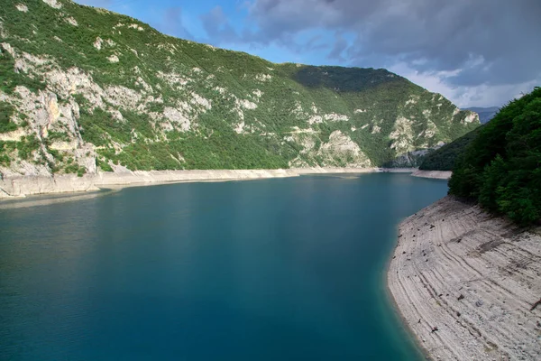 Desfiladeiro do lago Piva, Montenegro. Bela paisagem natureza — Fotografia de Stock