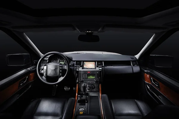 Interior de cuero de coche de lujo, fondo de estudio negro — Foto de Stock