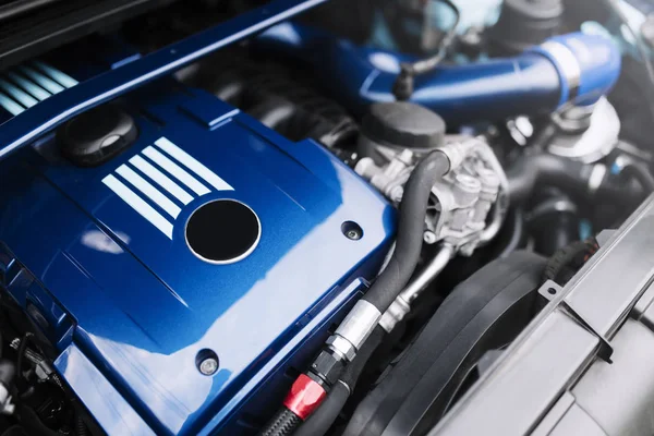 Motor motor de coche azul bajo el capó — Foto de Stock