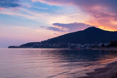 Deniz çakıl Plajı'nda güzel Altın Portakal gün batımı