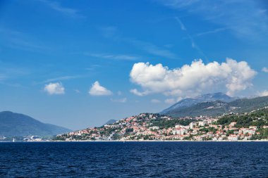 Panorama görünüm Herceg Novi şehir ve yüksek dağ, Karadağ