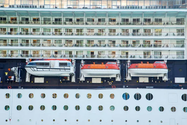 Três botes salva-vidas no navio de cruzeiro — Fotografia de Stock