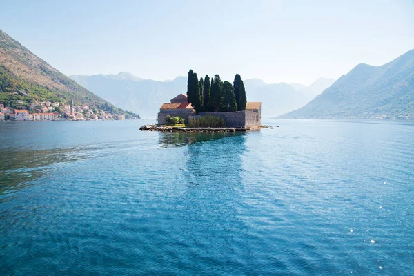 Isla de San Jorge en la bahía de Kotor, Montenegro — Foto de Stock