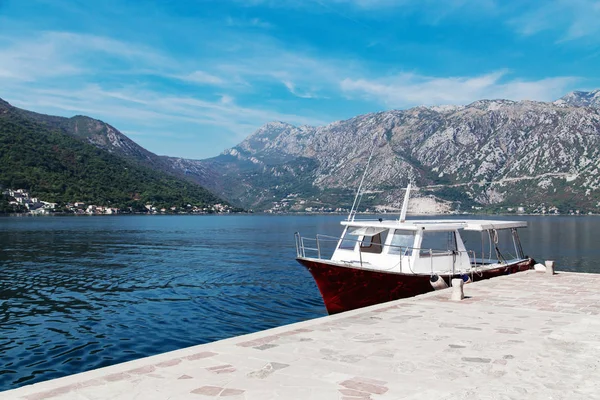 Schiff auf Pier in der Bucht von Kotor — Stockfoto