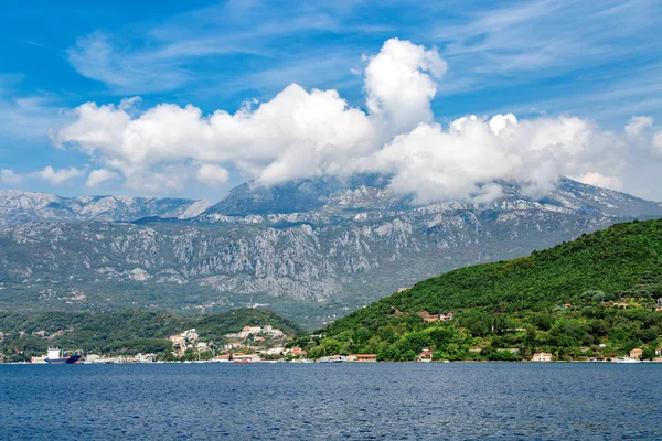 Blaues adriatisches Meer und hohe Berge, wunderschöne Naturlandschaft — Stockfoto