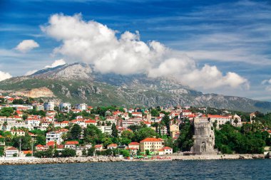 Panorama görünüm Herceg Novi şehir ve yüksek dağ, Karadağ