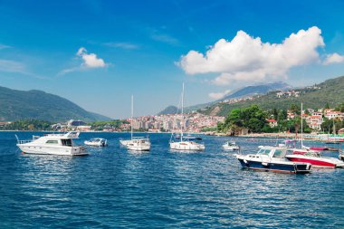 Yelkenli gemi Marina yakınındaki tarihi kent merkezine ve yüksek dağ