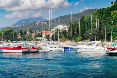 Yelkenli gemi Marina yakınındaki tarihi kent merkezine ve yüksek dağ