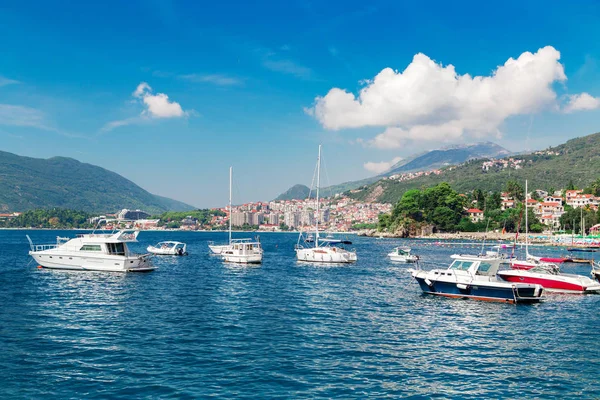 Segelboote am Yachthafen in der Nähe der Altstadt und des Hochgebirges — Stockfoto