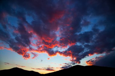 Gün batımı gündoğumu bulutlar gökyüzü, doğa manzara arka plan üzerinde