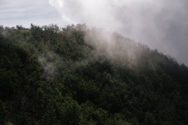 Yüksek dağlar ve bulutlar, güzel doğa manzara