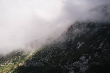 Yüksek dağlar ve bulutlar, güzel doğa manzara