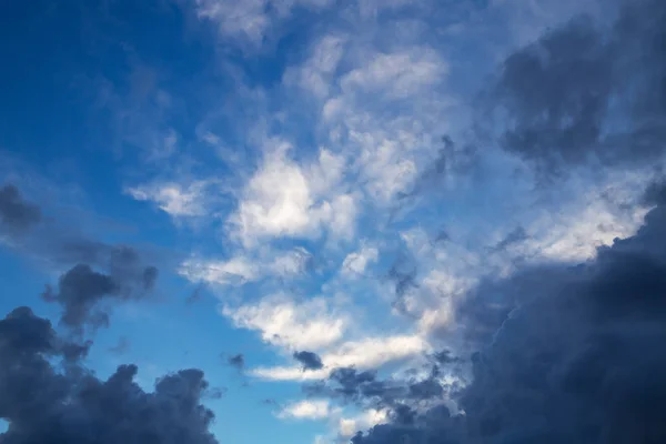 Puesta de sol nubes de salida del sol en el cielo, paisaje de la naturaleza fondo — Foto de Stock