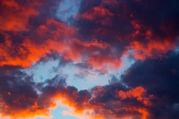 Облака восхода солнца на небе, природный пейзаж — стоковое фото
