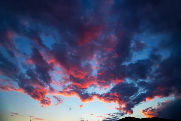 Puesta de sol nubes de salida del sol en el cielo, paisaje de la naturaleza fondo — Foto de Stock