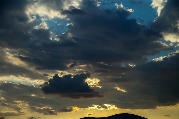 Puesta de sol nubes de salida del sol en el cielo, paisaje de la naturaleza fondo — Foto de Stock