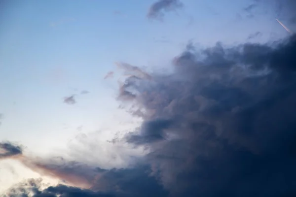 Puesta de sol nubes de salida del sol en el cielo, paisaje de la naturaleza fondo — Foto de Stock