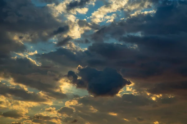 Puesta de sol nubes de salida del sol en el cielo, paisaje de la naturaleza fondo — Foto de Stock