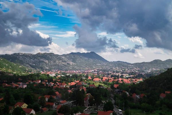 Panoramiczny widok z lotu ptaka do Cetinje, Czarnogóra. Góry krajobraz — Zdjęcie stockowe