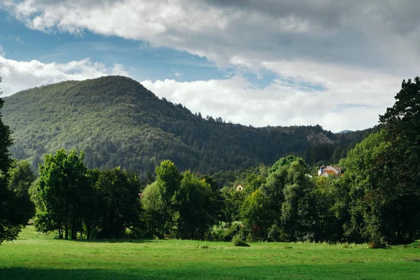 Yüksek Dağı'nda bulutlu gündüz. Güzel doğa manzara