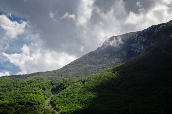 Haute montagne pendant la journée nuageuse. Beau paysage naturel — Photo