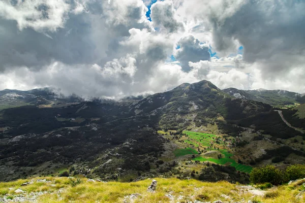 Alta montaña en el día nublado. Hermoso paisaje de naturaleza — Foto de Stock