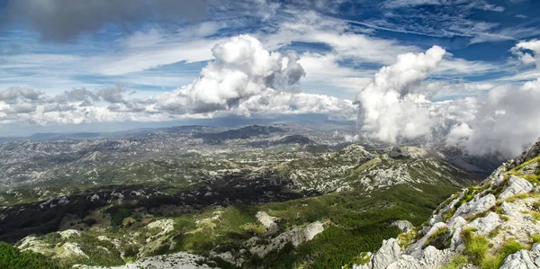 Yüksek Dağı'nda bulutlu gündüz. Güzel doğa manzara
